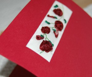 Szalaghímzett képeslap Bordó szalaggal hímzett rózsás képeslap